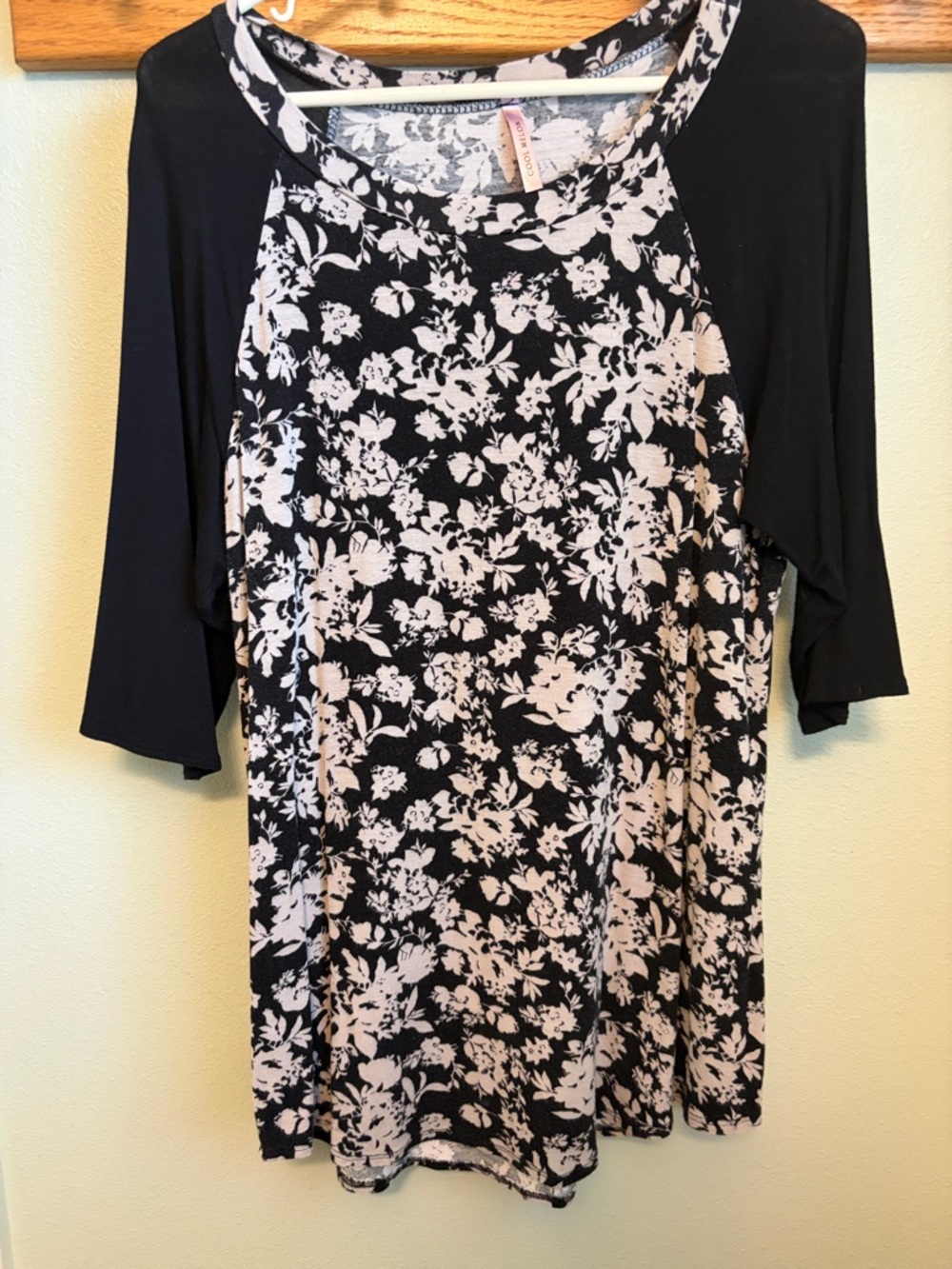 Soft Floral Raglan Sleeve Top - Black & White